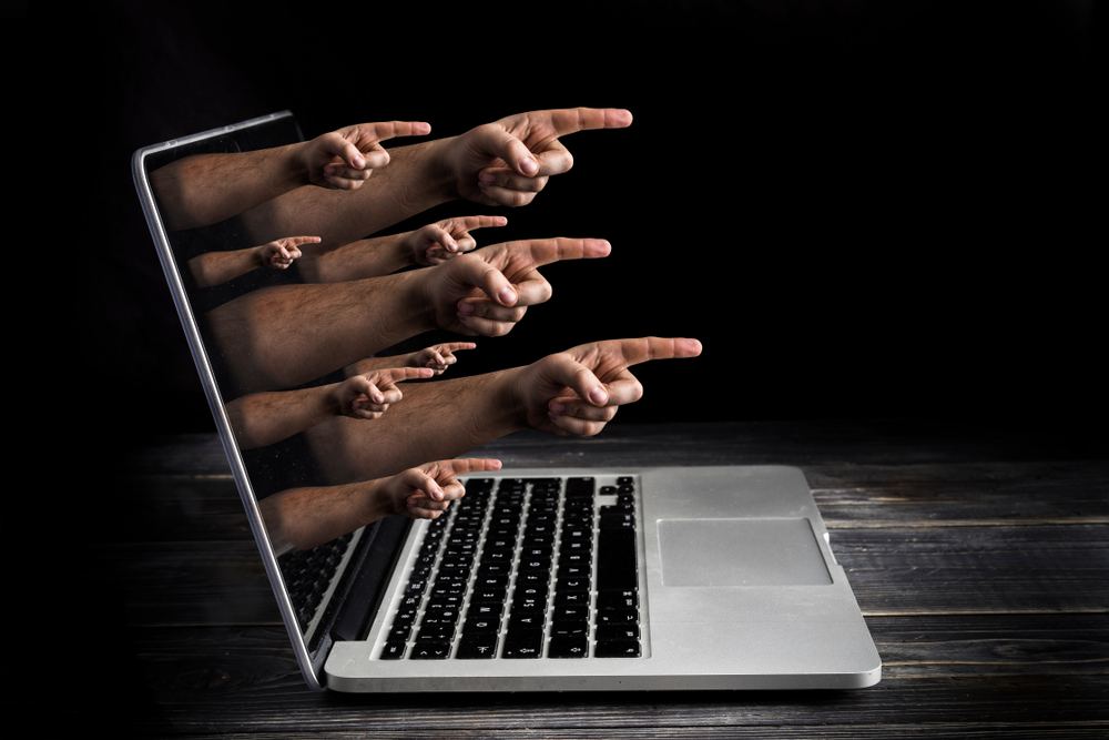 Cyberbullismo dita puntate contro Cyberbullismo dita puntate contro