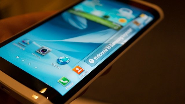 Samsung lancerà il primo smartphone con lo schermo curvo