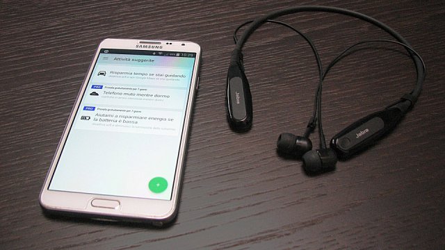 Samrtphone con Bluetooth attivato e sincronizzato con auricolare wireless