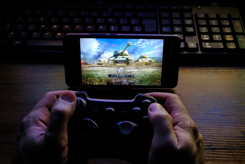 Utente gioca a videogioco su smartphone con joystick in bluetooth Utente gioca a videogioco su smartphone con joystick in bluetooth