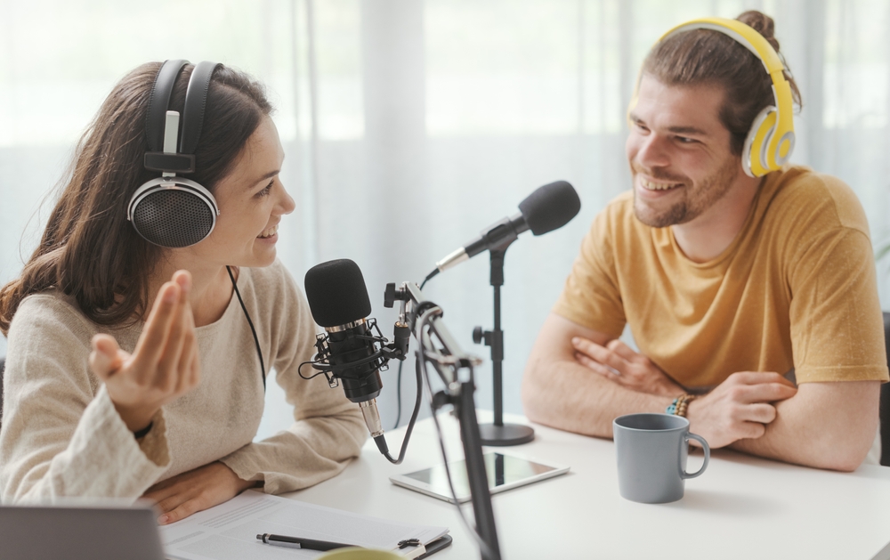 Due-persone-in-studio-podcast