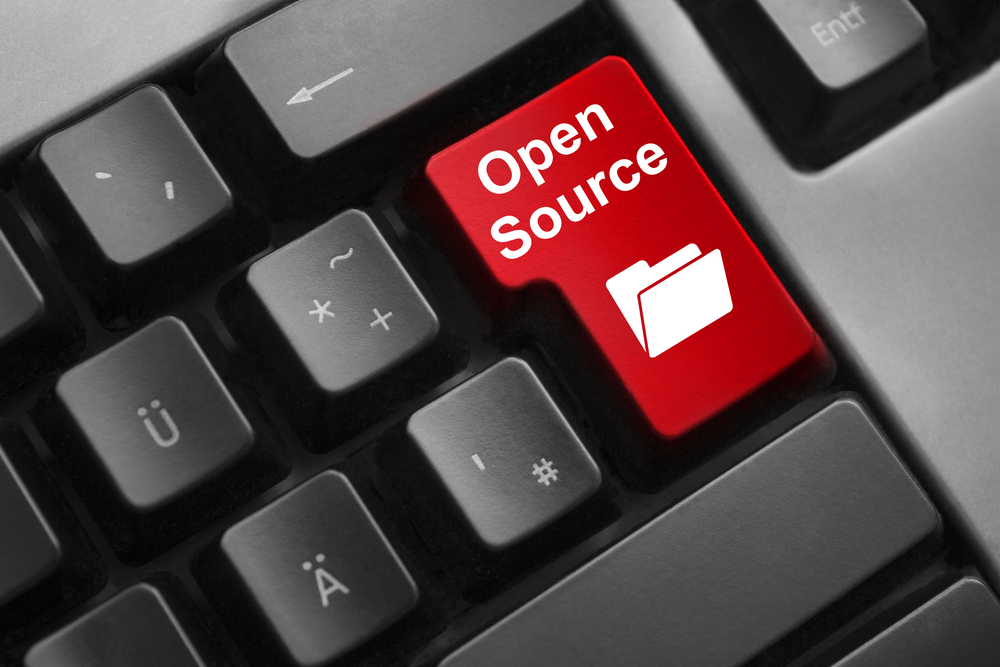Tastiera-nera-con-tasto-open-source
