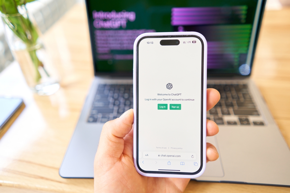 Landing page ChatGPT su sito OpenAI su smartphone Landing page ChatGPT su sito OpenAI su smartphone