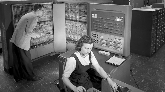 L'IBM 704, primo framework utilizzato per Fortran