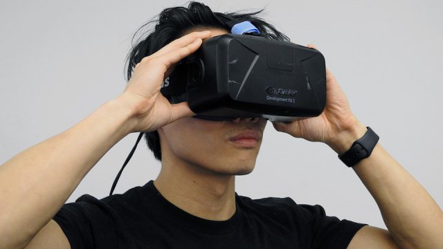 Un uomo prova un visore a realtà virtuale