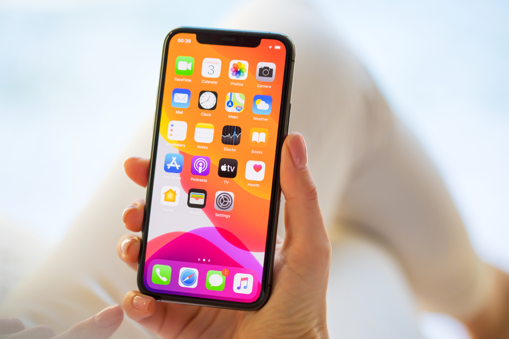 Donna-tiene-in-mano-iphone-schermata-home Donna-tiene-in-mano-iphone-schermata-home
