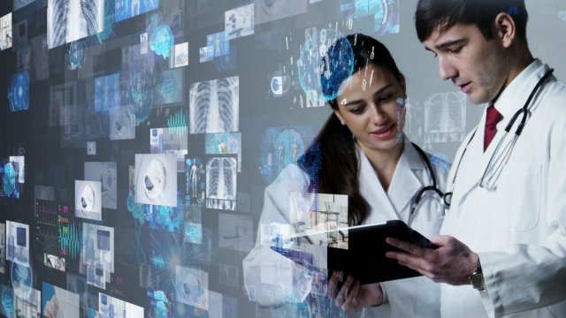 Medici a lavoro con supporto dell'intelligenza artificiale