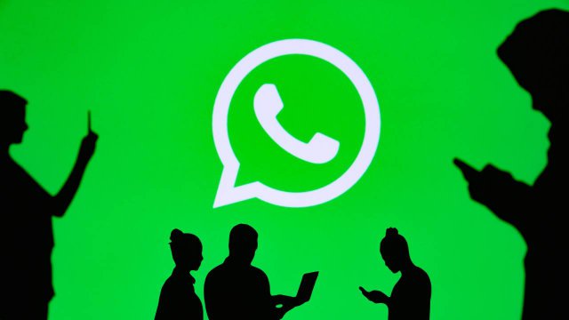 logo whatsapp con persone che chattano