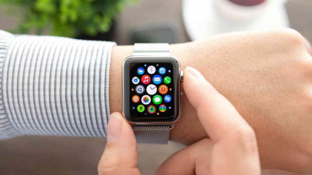 persona con Apple Watch