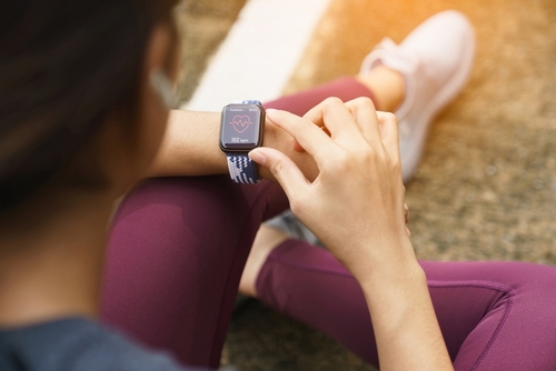 Persona che si allena con Apple Watch Persona che si allena con Apple Watch