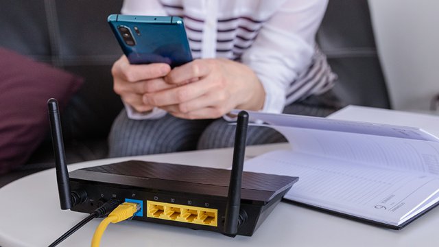 Smartphone vicino a un router