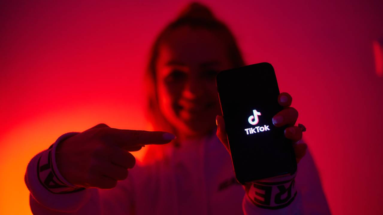 TikTok nero: perché la versione scura della piattaforma è preferibile TikTok nero: perché la versione scura della piattaforma è preferibile