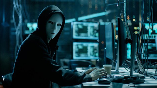 Hacker con maschera che gli copre il volto