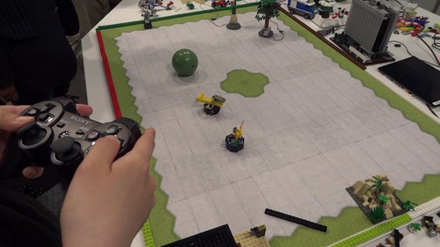 Un momento della simulazione con i robottini LEGO nei Sony Computer SCience Laboratories
