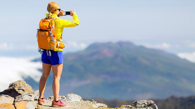 escursionista in montagna con smartphone
