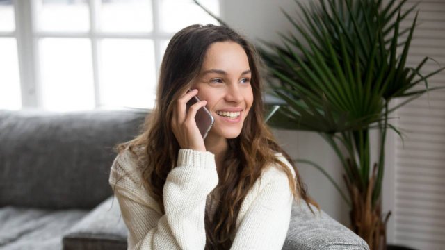 ragazza con smartphone