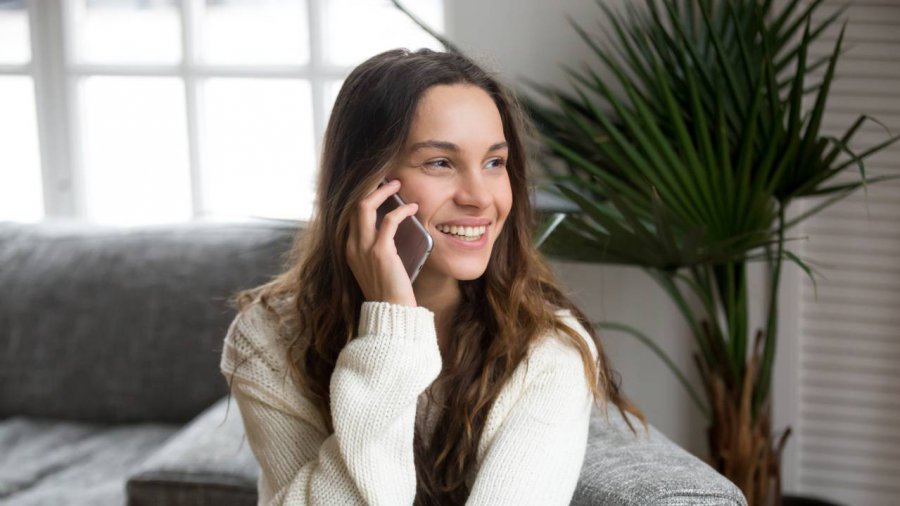 ragazza con smartphone