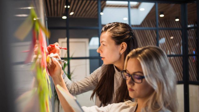 persone di un team a lavoro