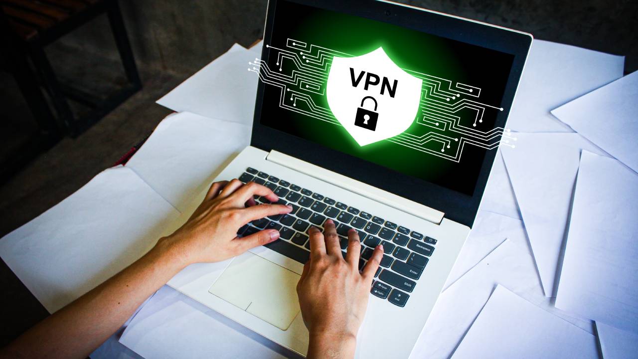 Persona che usa vpn su notebook Persona che usa vpn su notebook