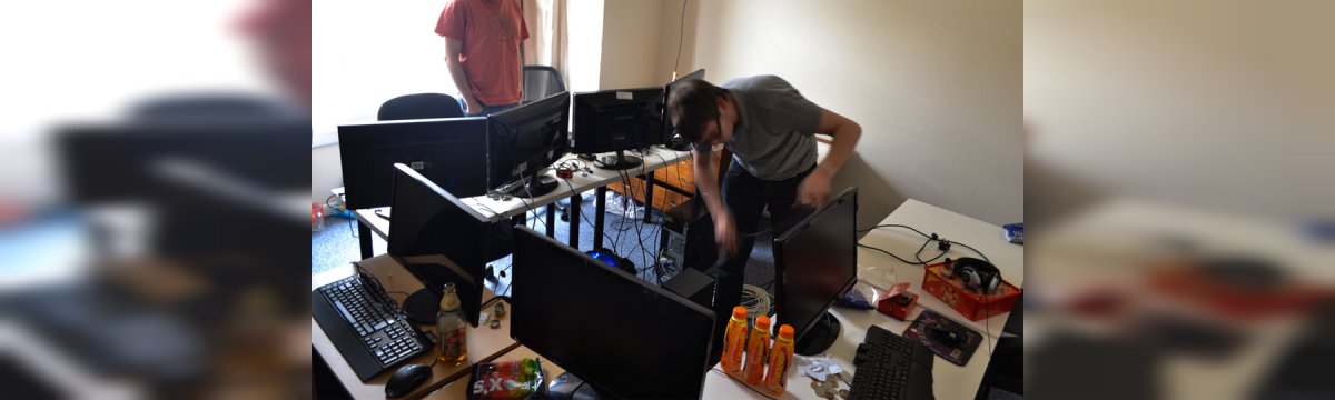 Una piccolissima LAN in una sola stanza attrezzata per un torneo di videogame