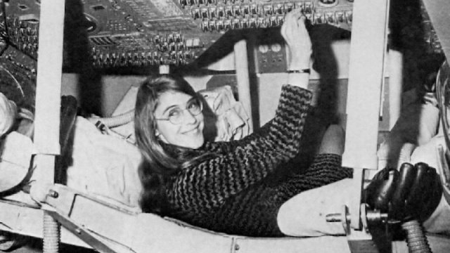 Margaret Hamilton all'interno del modulo Apollo