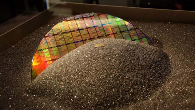 Wafer di silicio immerso nella sabbia