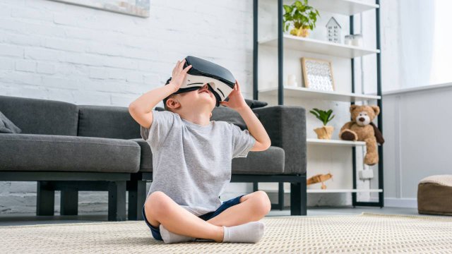 bambino prova visore vr