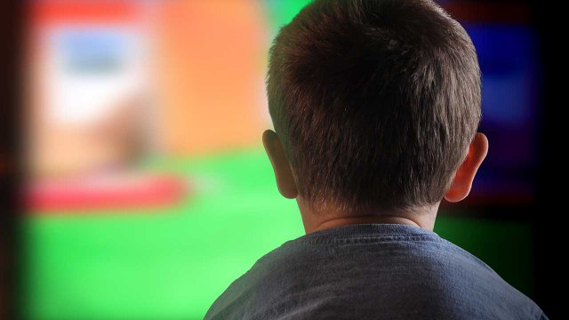 Bambino davanti a un TV