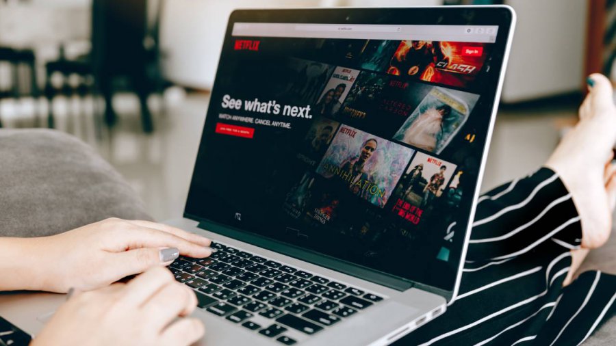 persona che usa netflix al pc