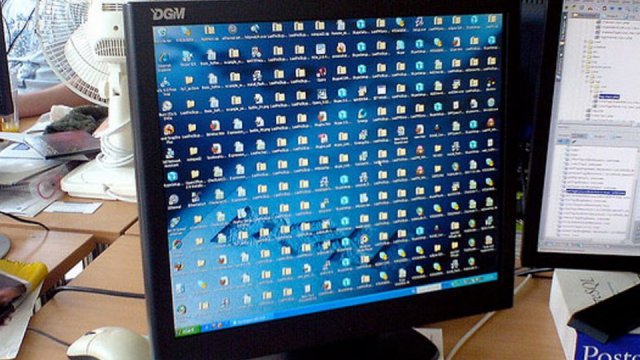 Un desktop Windows in condizioni pessime