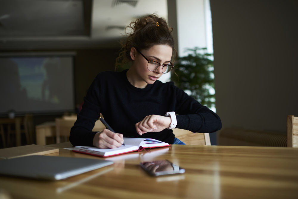 Persona che si organizza per scrivere