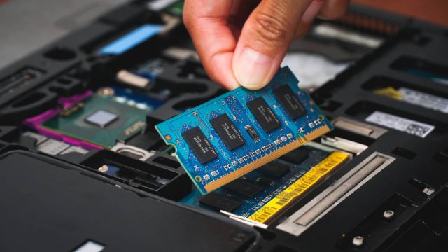 inserimento scheda RAM in un pc