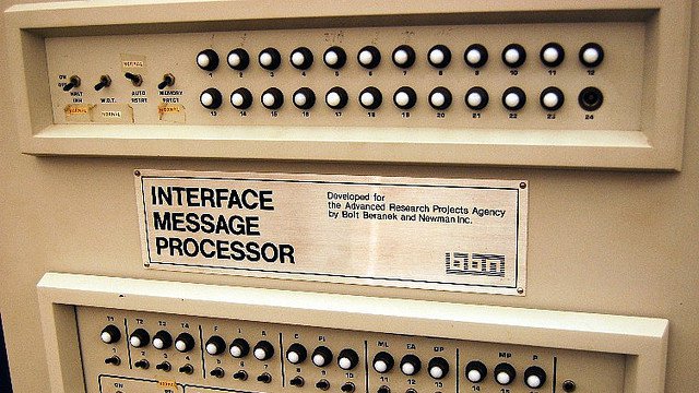 Uno dei primi IMP costituente ARPANET