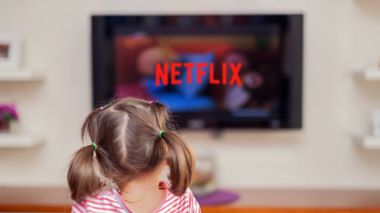 Bambina che guarda Netflix Bambina che guarda Netflix