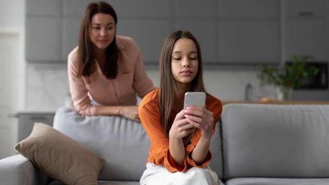 adolescenti al telefono