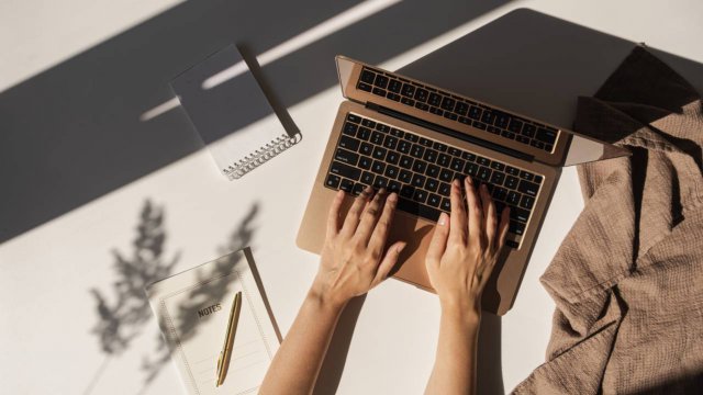 computer esposto ai raggi del sole