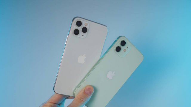 due iPhone tenuti nella mano