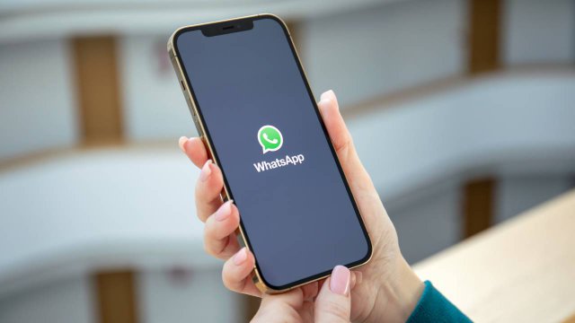 smartphone con app di whatsapp