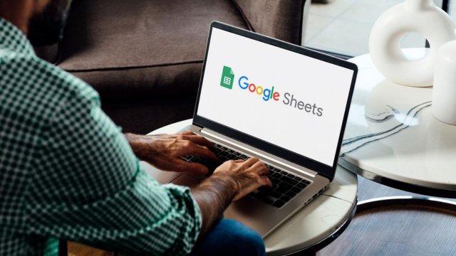 Persona usa Google Fogli su pc