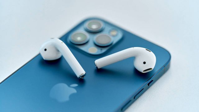 airpods poggiati su iphone