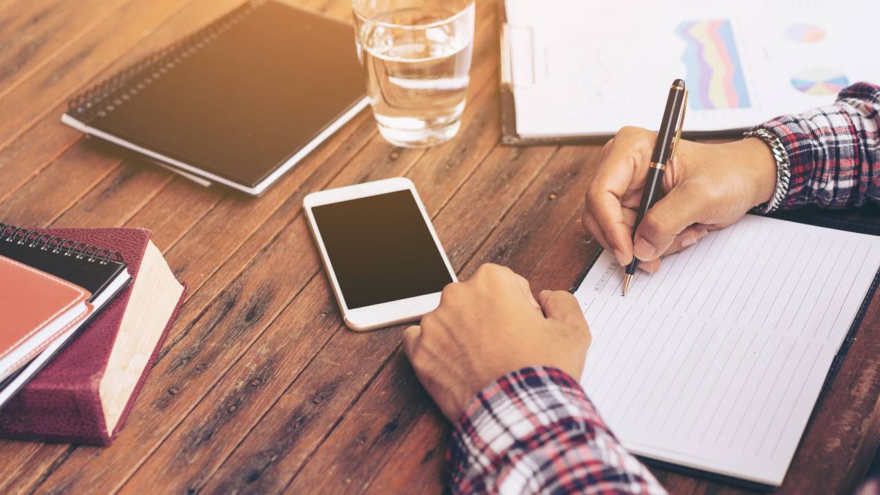 Persona che studia la brand identity