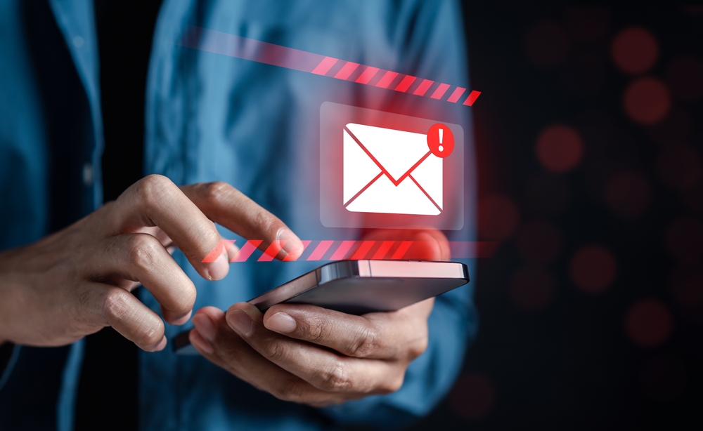 Uomo-usa-smartphone-simbolo-nuova-email