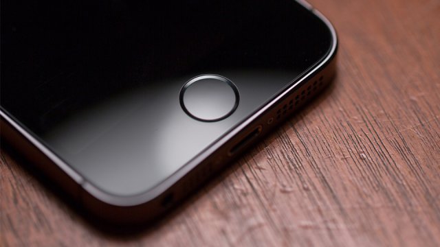 Il nuovo tasto centrale dell'iPhone, con il lettore di impronte digitali integrato