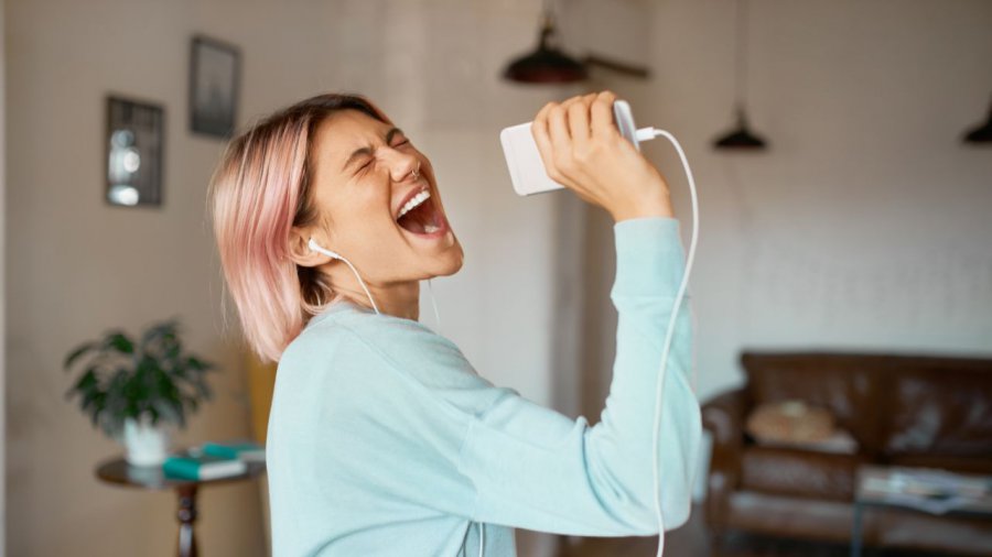 ragazza che fa il karaoke