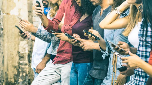 Gruppo di ragazzi con lo smartphone