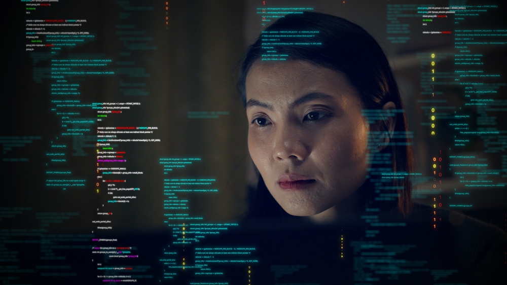 Dati-server-donna-davanti-al-computer
