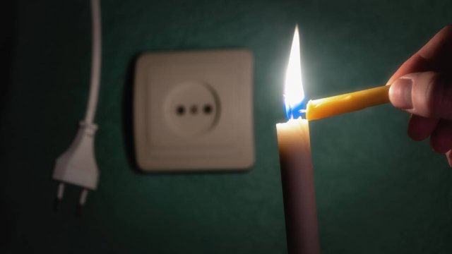 interruzione elettrica con candela accesa