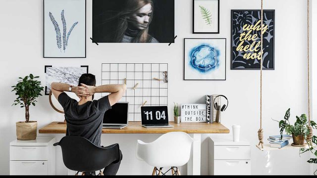 Scrivania organizzata per lo smart working