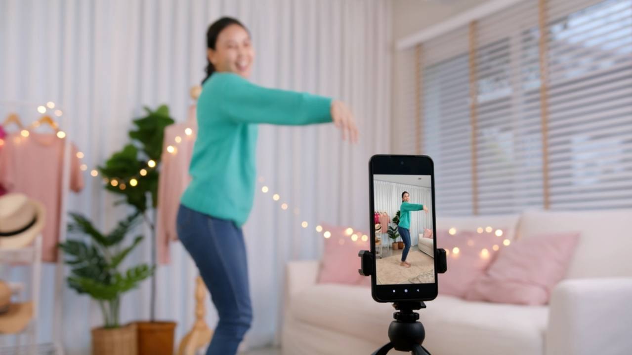 Persona che fa video per TikTok