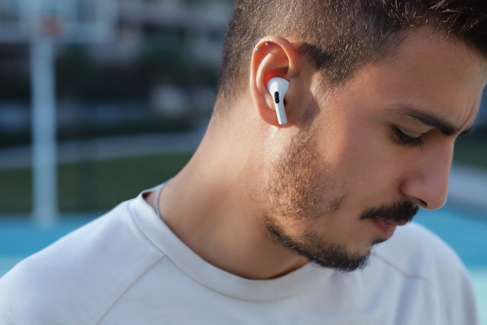 Ragazzo di profilo con airpod nell'orecchio Ragazzo di profilo con airpod nell'orecchio